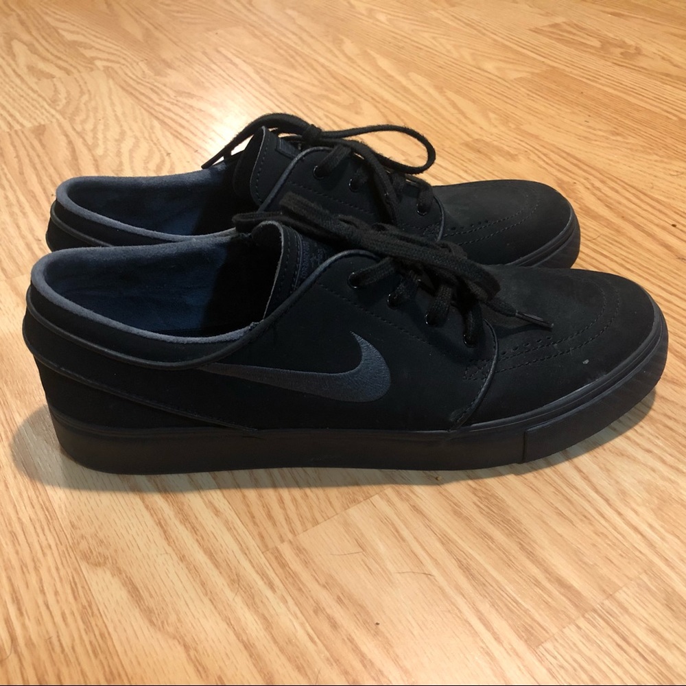 Men’s Nike tennis shoes size 10.5